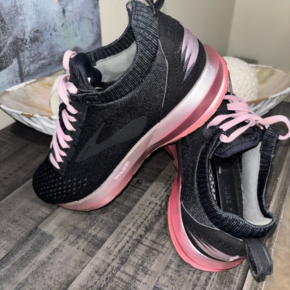 Brooks Levitate 2 running Black/Pink SZ 7.5 - Picture 10 of 12